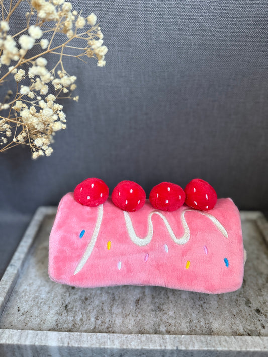 Gâteau roulé à la fraise - peluche de fouille