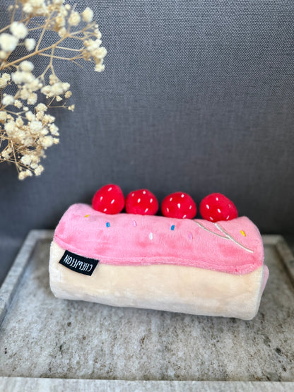 Gâteau roulé à la fraise - peluche de fouille